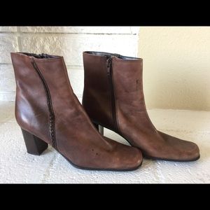 St John Bay brown leather boots size 8 1/2 M
